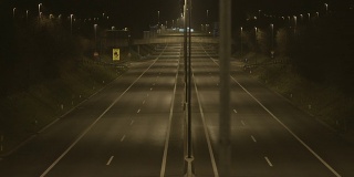 夜晚的空旷公路