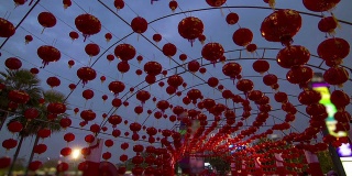 时间流逝:人们在中国新年庆祝活动中欣赏中国灯笼