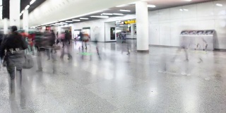 人们在地铁站里行走，时光流逝。