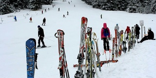 忙碌的滑雪场。
