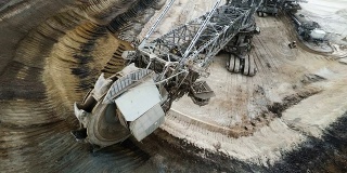 天线:棕色煤矿露天挖掘机