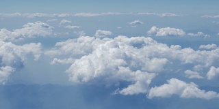 从飞机上鸟瞰云，河流，山脉，泰国