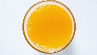一杯橙汁俯视图。视频素材模板下载