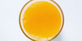 一杯橙汁俯视图。