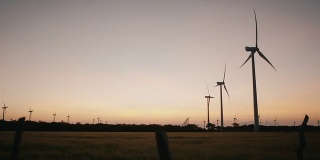 拉丁美洲农村农场的可再生创新能源风电场。将科技和自然并列在一起，共同工作-收藏