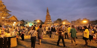 一群人在泰国夜市上醒来