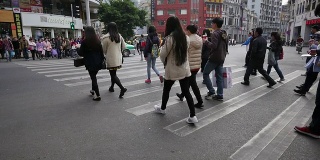 广州现代街道上的行人穿过人行横道