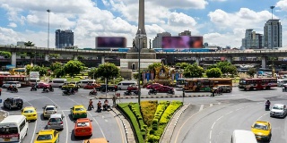 时间流逝-交通在曼谷的胜利纪念碑与变焦镜头