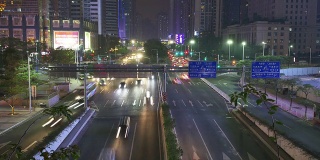 繁忙的交通和都市景观在现代城市广州的夜晚，时光流逝。