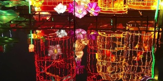 中国节日的灯笼在晚上装饰在河上