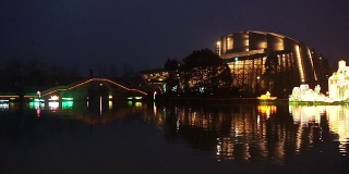 灯火通明的建筑和中国节日灯笼在夜晚的河上