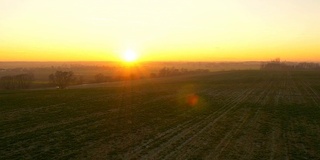 夕阳下空中耕种的田野