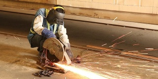 工人切削钢。