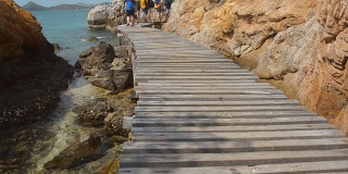 木板路通往海滩