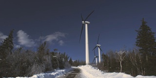 冰雪覆盖的佛蒙特州的风力涡轮机