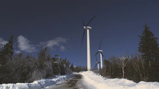 冰雪覆盖的佛蒙特州的风力涡轮机视频素材模板下载