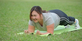 胖女人做平板支撑运动
