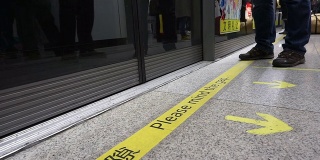 乘客在地铁站月台等候上车。时间流逝。