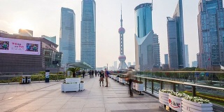 上海的天际线、步行街和建筑外观，坍塌。