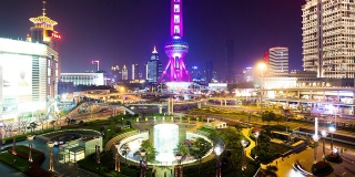 夜景照明上海的地标和交通，时间流逝。