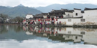 游客在中国宏村的中国古民居旅游。