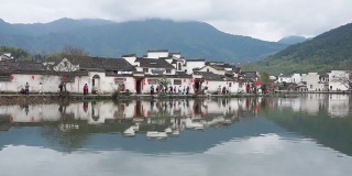 游客在中国宏村的中国古民居旅游。
