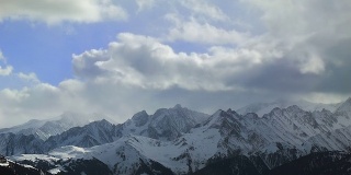 阿尔卑斯山上暴风雨的天空