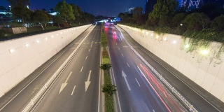 现代城市中夜间通往隧道的道路交通，时间流逝。