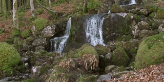 苏格兰乡村邓弗里斯和加洛韦小溪上的瀑布
