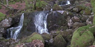 苏格兰邓弗里斯和加洛韦乡村溪流上的瀑布
