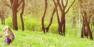春天，母亲和女儿坐在草地上