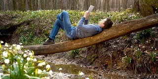 一个人在春天的森林里看书