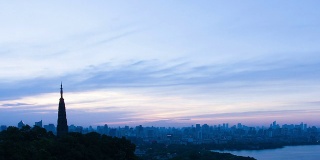 日落时分，杭州的天际线和城市景观尽收眼底。