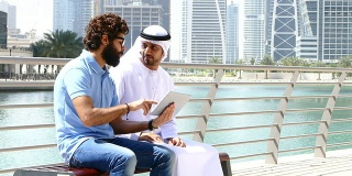 迪拜——年轻人在城市中使用数字平板电脑