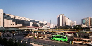 中国深圳，2014年11月22日:公交车站就在深圳火车站外面
