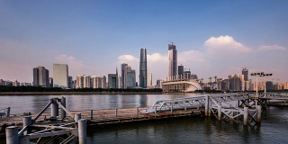 中国广州，2014年11月23日:珠江沿岸的现代建筑，中国广州