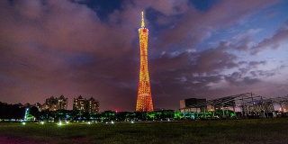 中国广州，2014年11月23日:漫步中国广州著名的广州塔