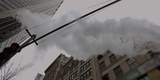 纽约市高楼大厦之间的蒸汽