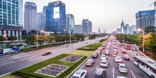 中国深圳，2014年11月20日:中国深圳，从日落到夜晚，市中心的交通非常繁忙