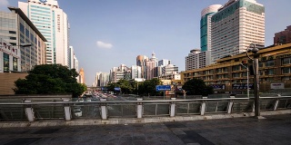 中国深圳，2014年11月21日:中国深圳市中心的行人和交通状况