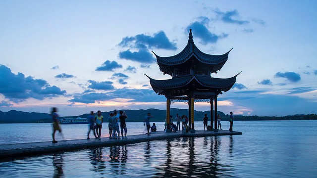 日落时分，杭州西湖上的天空和亭子。时间流逝。