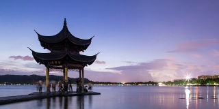 日落时分，杭州西湖上的天空和亭子。时间流逝。