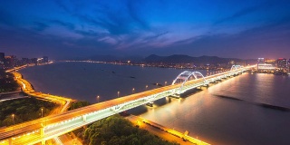 杭州江桥上的天空和交通，从白天到夜晚。时间流逝。