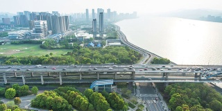 时间流逝，杭州高架路上的天际线和繁忙的交通。