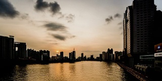 中国广州，2014年11月23日:日落时分珠江河畔的现代建筑，中国广州