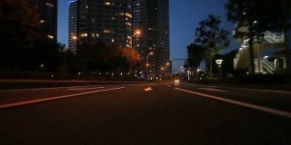 在横滨黄昏开车，后视镜