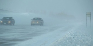 冬季暴风雪与吹雪横跨高速公路和车辆