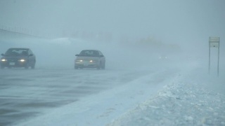 冬季暴风雪与吹雪横跨高速公路和车辆视频素材模板下载