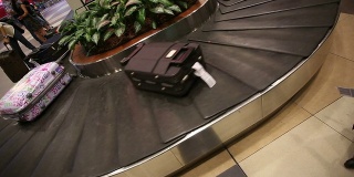 传送带在机场行李提取处转动。真正的时间。