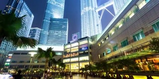 吉隆坡的天际线、行走的人群和摩天大楼的外观坍塌了。